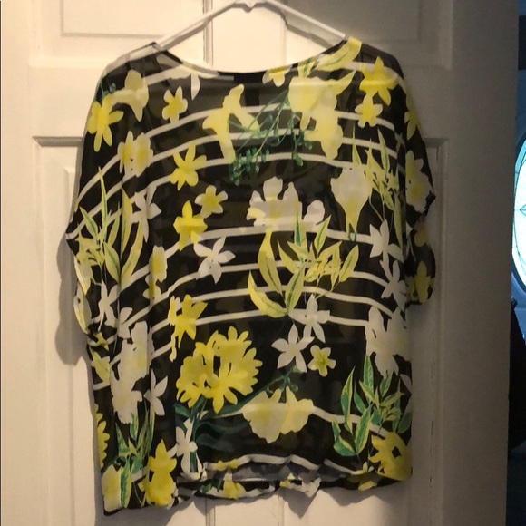 Black white and yellow short sleeve top - Picture 3 of 4